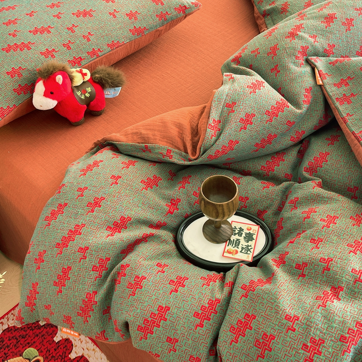 91家纺网 家纺一手货源 找家纺 春皖家纺 2026新款全棉色织双层纱提花百福系列拉链款-四件套 绿赤兔