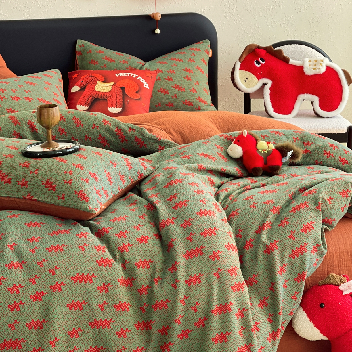 91家纺网 家纺一手货源 找家纺 春皖家纺 2026新款全棉色织双层纱提花百福系列拉链款-四件套 绿赤兔