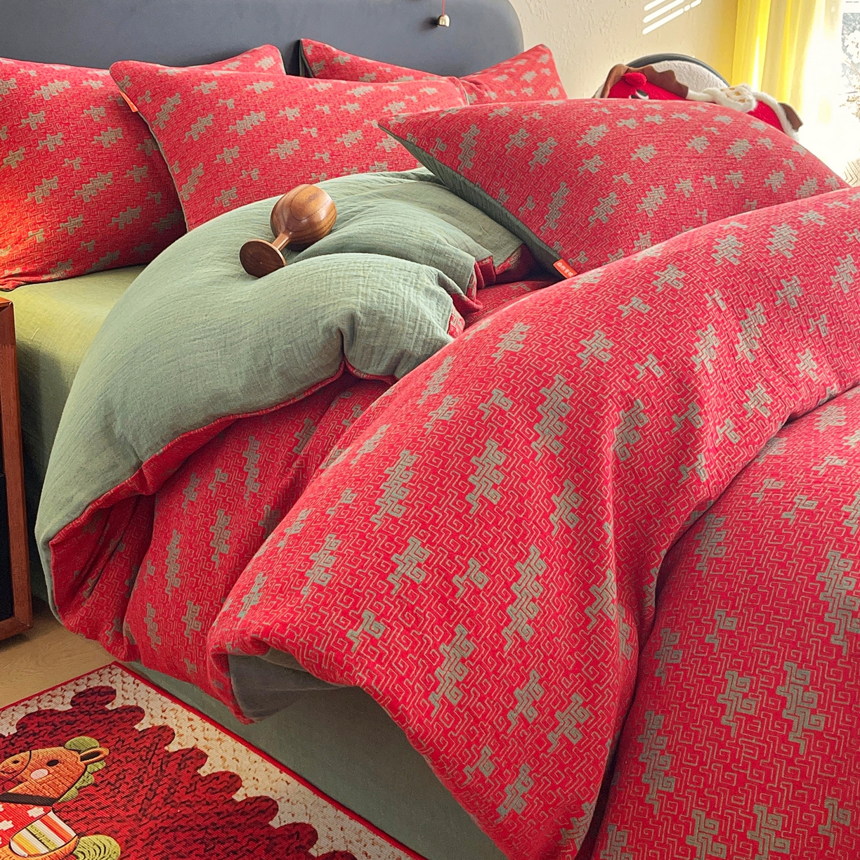 91家纺网 家纺一手货源 找家纺 春皖家纺 2026新款全棉色织双层纱提花百福系列拉链款-四件套 红赤兔