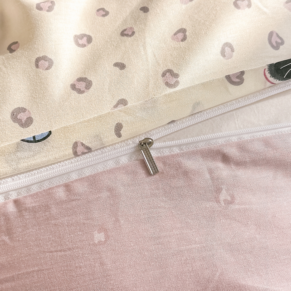 91家纺网 家纺一手货源 找家纺 颜选 2026新款全棉纯棉印花四件套 粉红顽皮猫