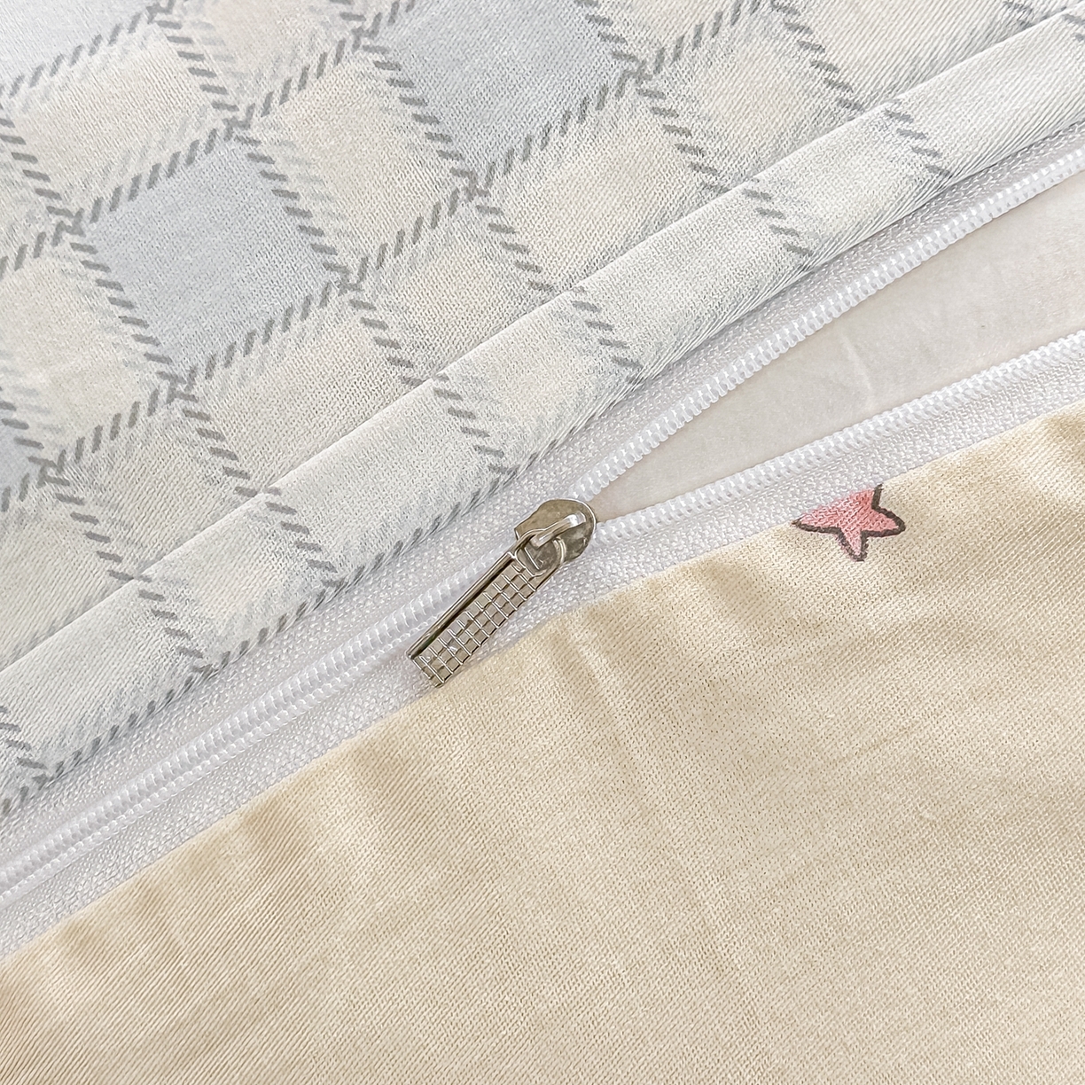 91家纺网 家纺一手货源 找家纺 颜选 2026新款全棉纯棉印花四件套 休闲格小狗