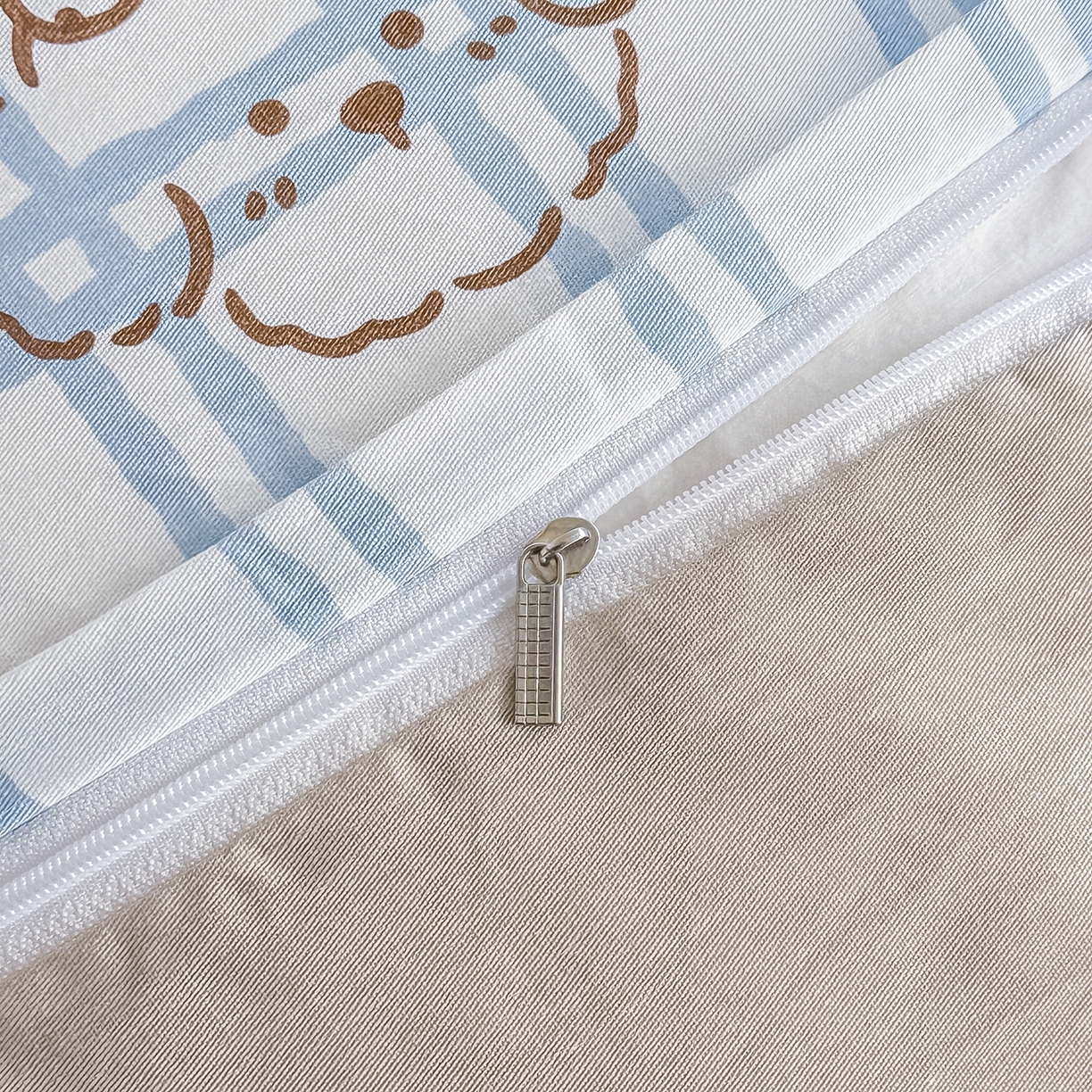 91家纺网 家纺一手货源 找家纺 颜选 2026新款全棉纯棉印花四件套 忧郁棕熊