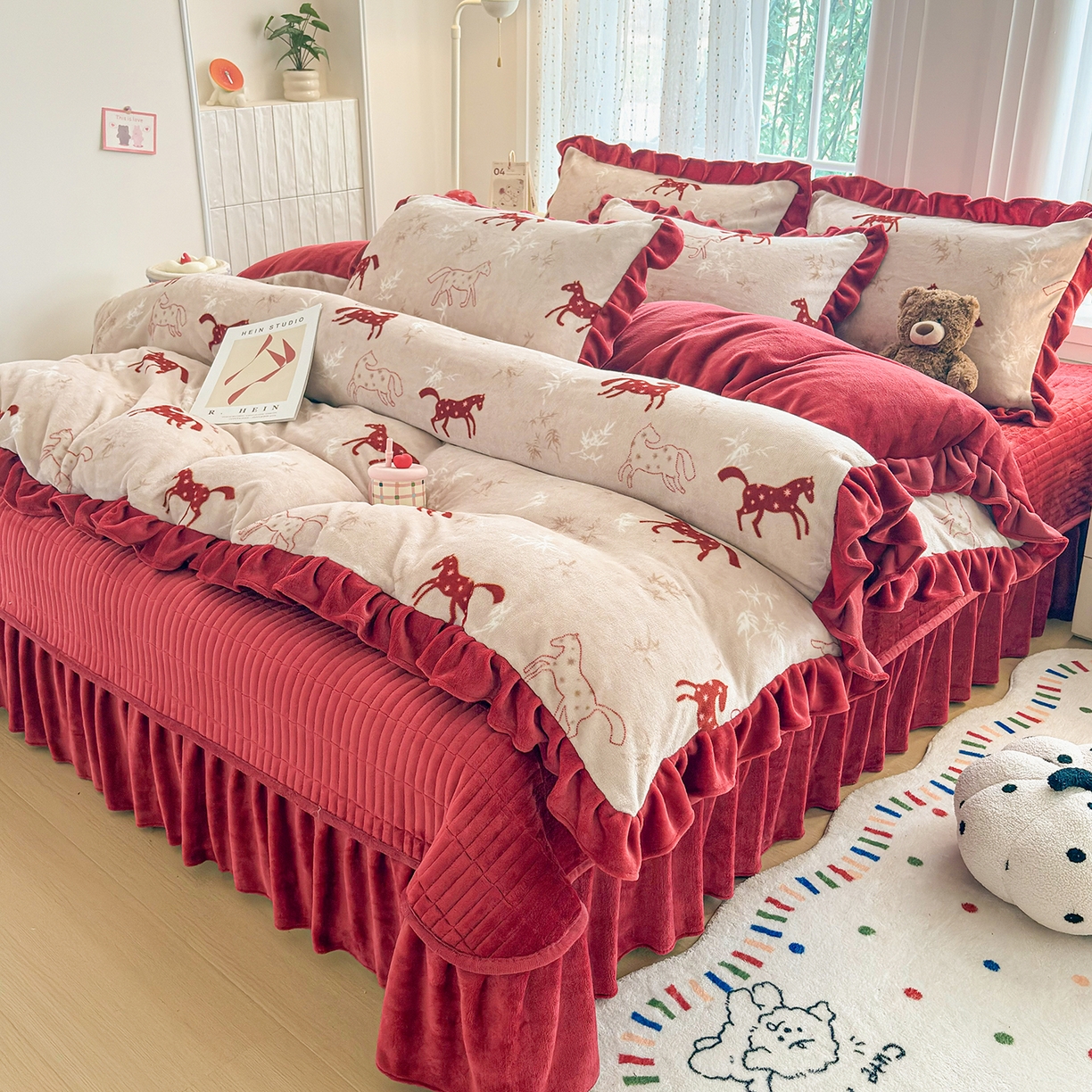 91家纺网 家纺一手货源 找家纺 （总）梵克保罗 2026新款花边款牛奶绒印花贺岁款床盖四件套床褥炕垫四件套