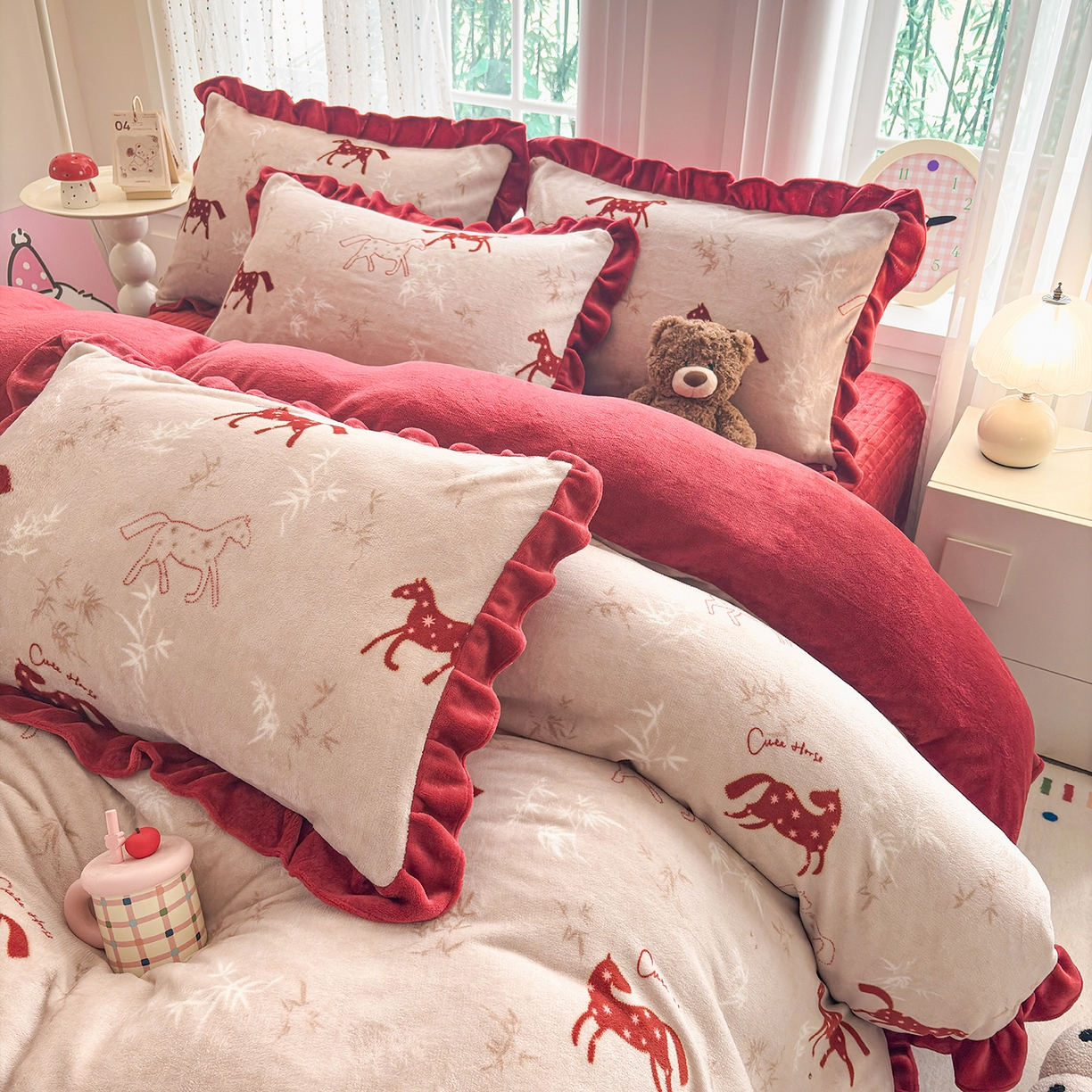 91家纺网 家纺一手货源 找家纺 梵克保罗 2026新款花边款牛奶绒印花贺岁款床盖四件套床褥炕垫四件套 花边款-经典小马