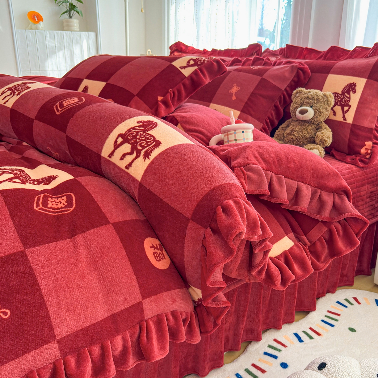 91家纺网 家纺一手货源 找家纺 梵克保罗 2026新款花边款牛奶绒印花贺岁款床盖四件套床褥炕垫四件套 花边款-新年小马