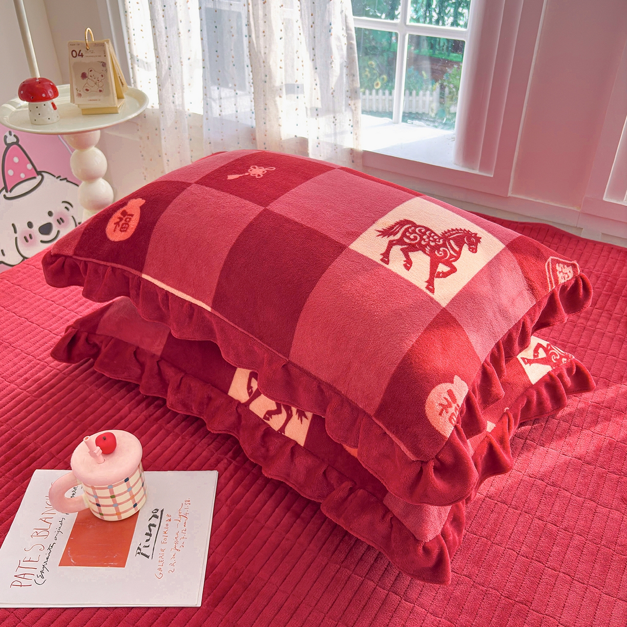 91家纺网 家纺一手货源 找家纺 梵克保罗 2026新款花边款牛奶绒印花贺岁款床盖四件套床褥炕垫四件套 花边款-新年小马