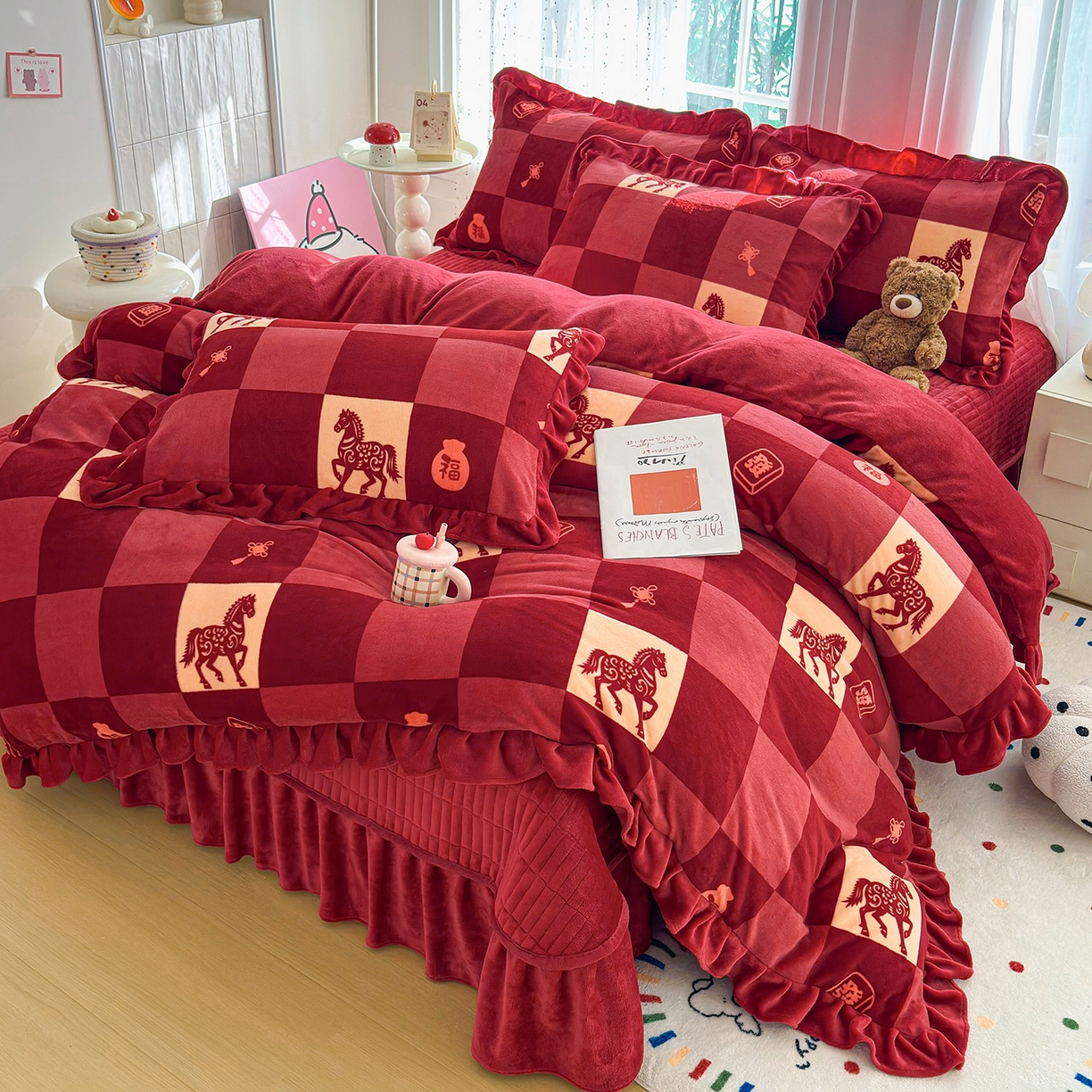 91家纺网 家纺一手货源 找家纺 梵克保罗 2026新款花边款牛奶绒印花贺岁款床盖四件套床褥炕垫四件套 花边款-新年小马