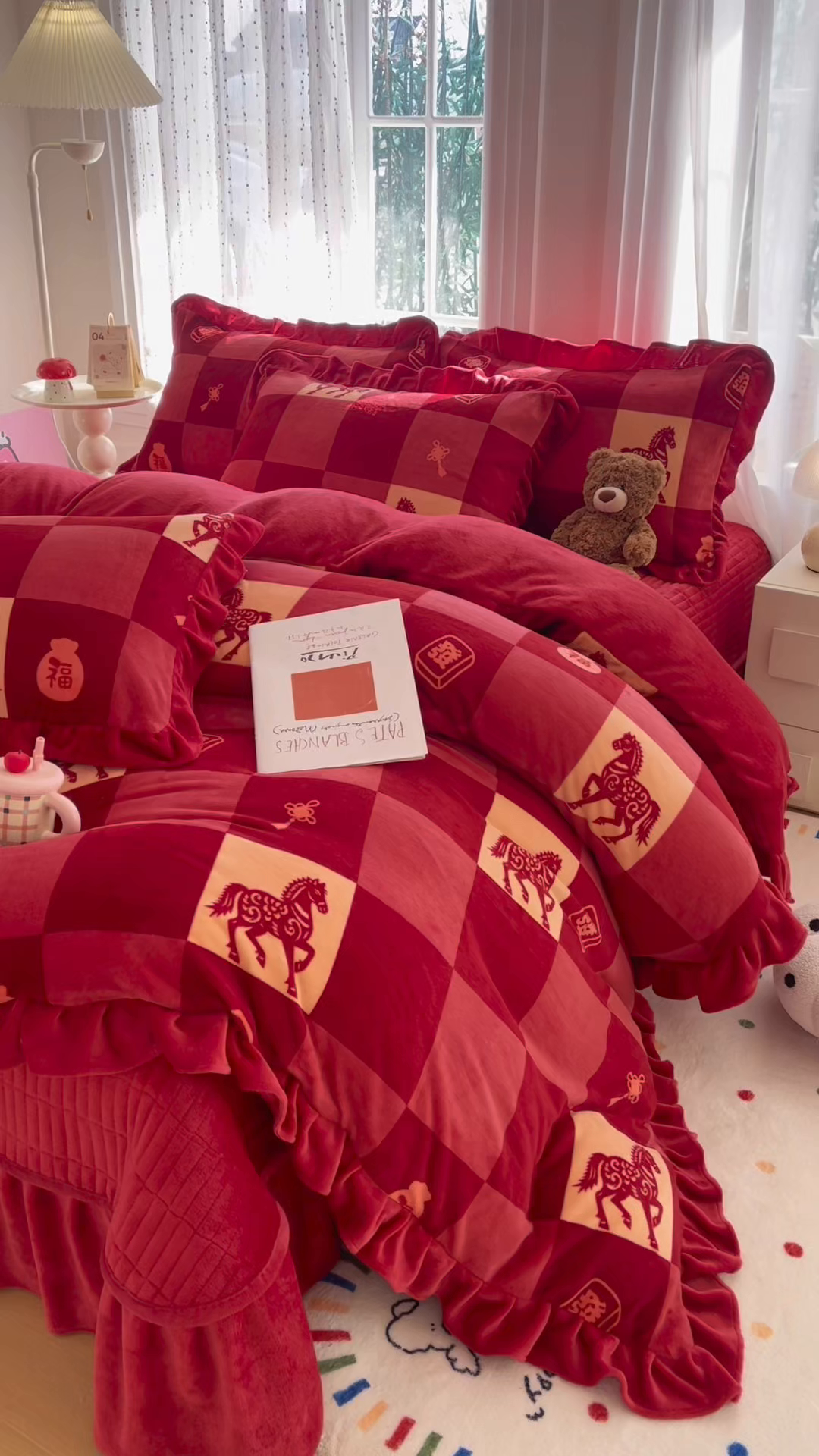 91家纺网 家纺一手货源 找家纺 梵克保罗 2026新款花边款牛奶绒印花贺岁款床盖四件套床褥炕垫四件套 花边款-新年小马