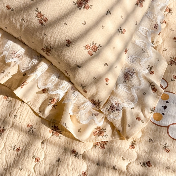 91家纺网 家纺一手货源 找家纺 韩约家纺 2026新款韩式双层花边古法棉感床盖四件套 萌萌兔