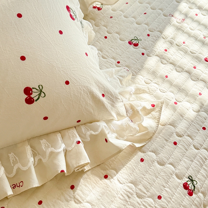 91家纺网 家纺一手货源 找家纺 韩约家纺 2026新款韩式双层花边古法棉感床盖四件套 甜心樱桃