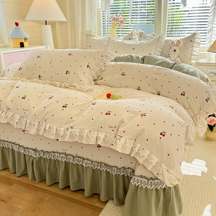 91家纺网 家纺一手货源 找家纺 韩约家纺 2026新款韩式双层花边古法棉感床盖四件套 甜心樱桃