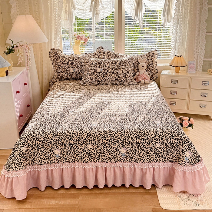 91家纺网 家纺一手货源 找家纺 韩约家纺 2026新款韩式双层花边古法棉感床盖四件套 豹纹女孩