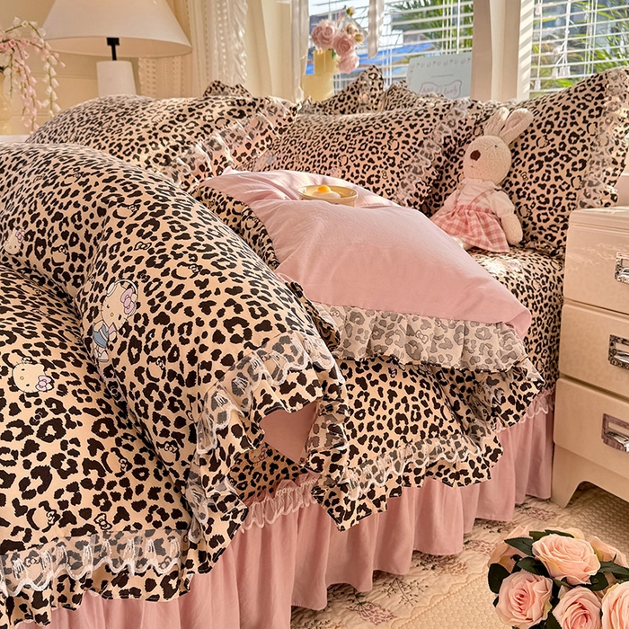 91家纺网 家纺一手货源 找家纺 韩约家纺 2026新款韩式双层花边古法棉感床盖四件套 豹纹女孩