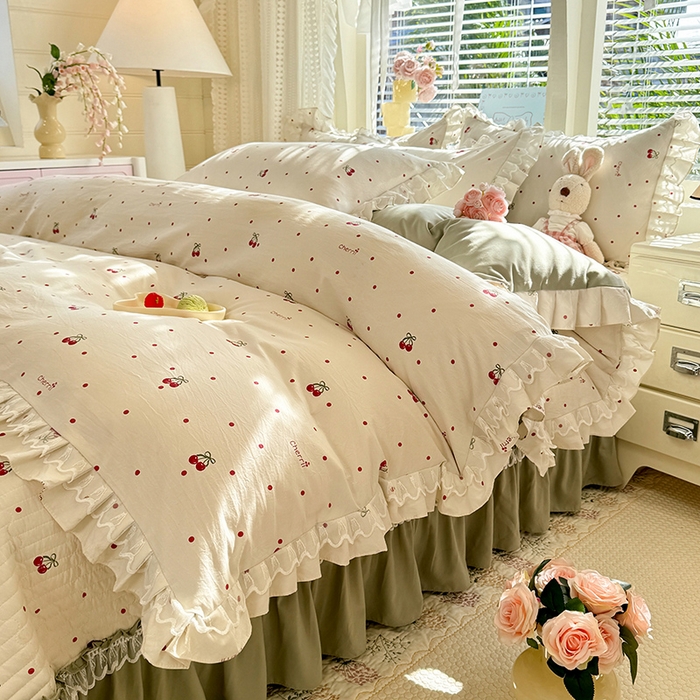 91家纺网 家纺一手货源 找家纺 韩约家纺 2026新款韩式双层花边古法棉感床盖四件套 甜心樱桃