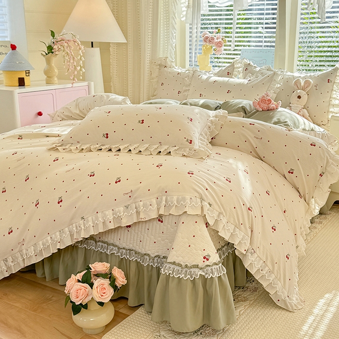 91家纺网 家纺一手货源 找家纺 韩约家纺 2026新款韩式双层花边古法棉感床盖四件套 甜心樱桃