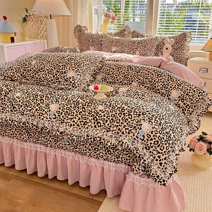 91家纺网 家纺一手货源 找家纺 韩约家纺 2026新款韩式双层花边古法棉感床盖四件套 豹纹女孩