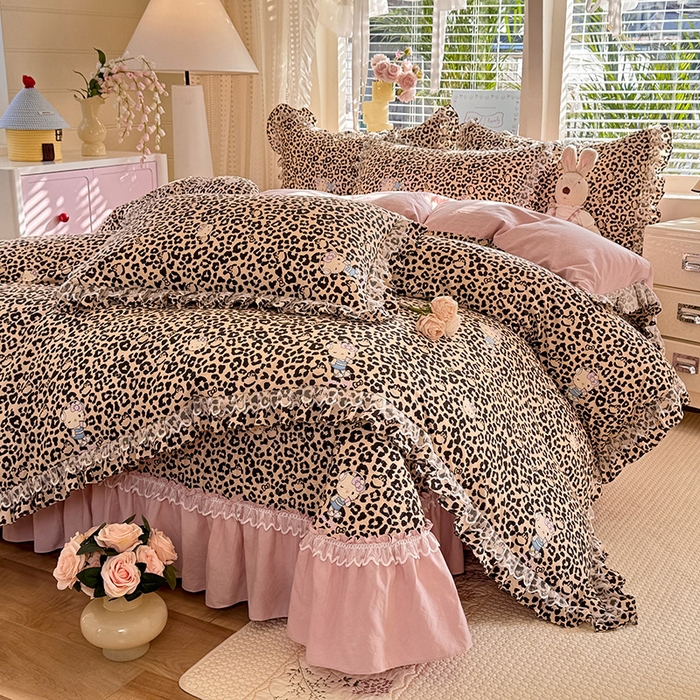 91家纺网 家纺一手货源 找家纺 韩约家纺 2026新款韩式双层花边古法棉感床盖四件套 豹纹女孩