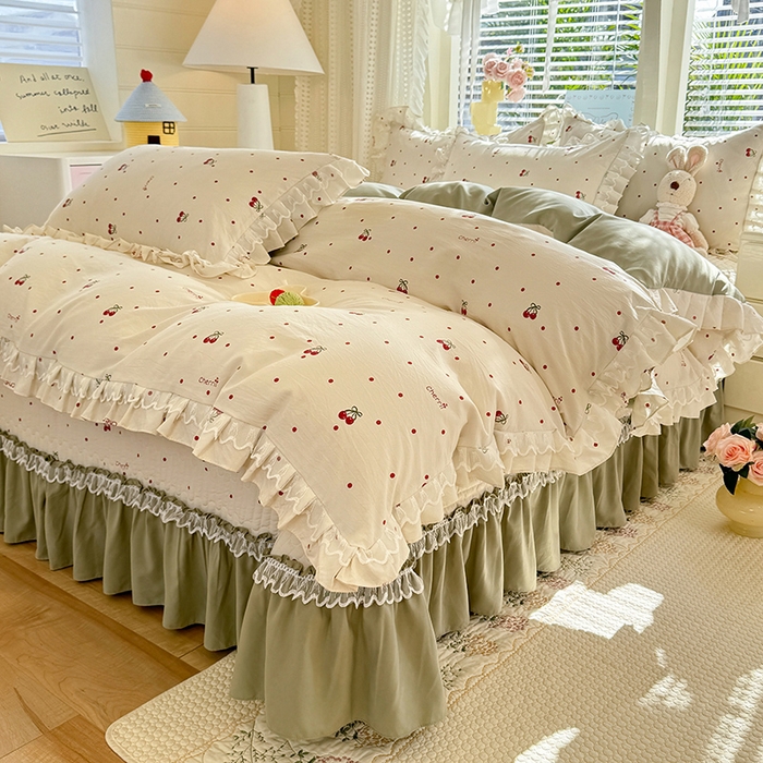 91家纺网 家纺一手货源 找家纺 韩约家纺 2026新款韩式双层花边古法棉感床盖四件套 甜心樱桃