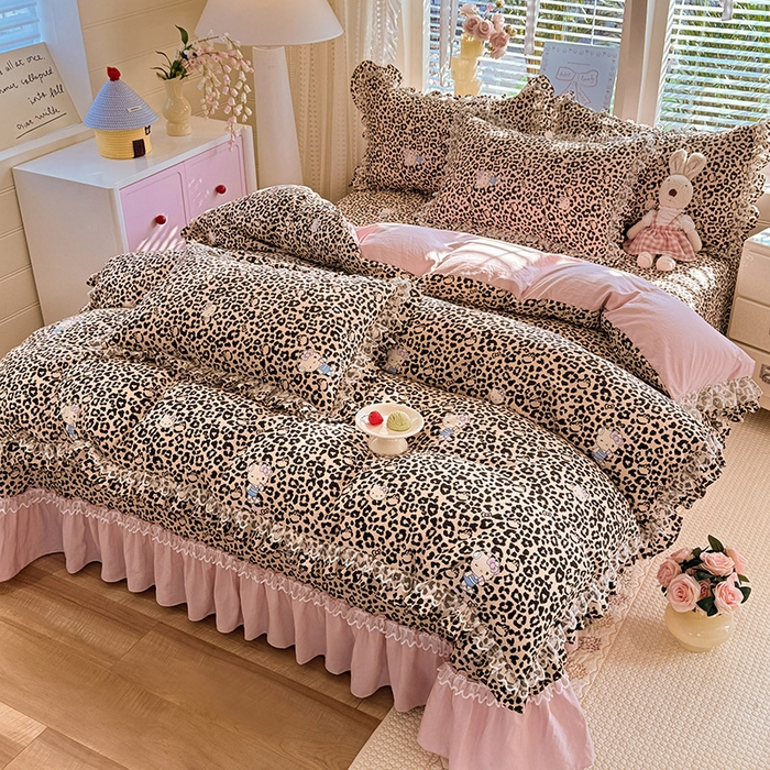 91家纺网 家纺一手货源 找家纺 韩约家纺 2026新款韩式双层花边古法棉感床盖四件套 豹纹女孩