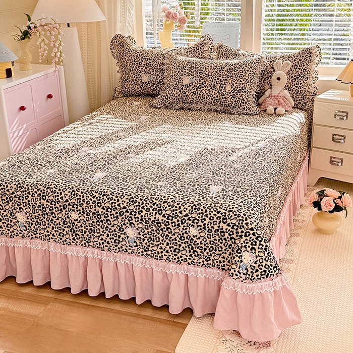 91家纺网 家纺一手货源 找家纺 韩约家纺 2026新款韩式双层花边古法棉感床盖四件套 豹纹女孩