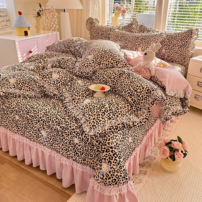 91家纺网 家纺一手货源 找家纺 韩约家纺 2026新款韩式双层花边古法棉感床盖四件套 豹纹女孩