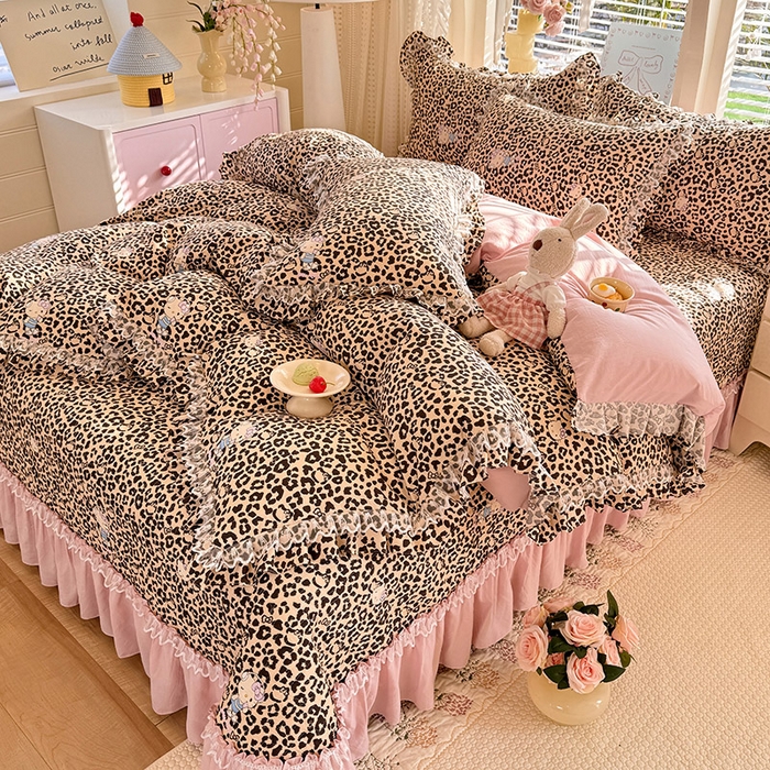 91家纺网 家纺一手货源 找家纺 韩约家纺 2026新款韩式双层花边古法棉感床盖四件套 豹纹女孩