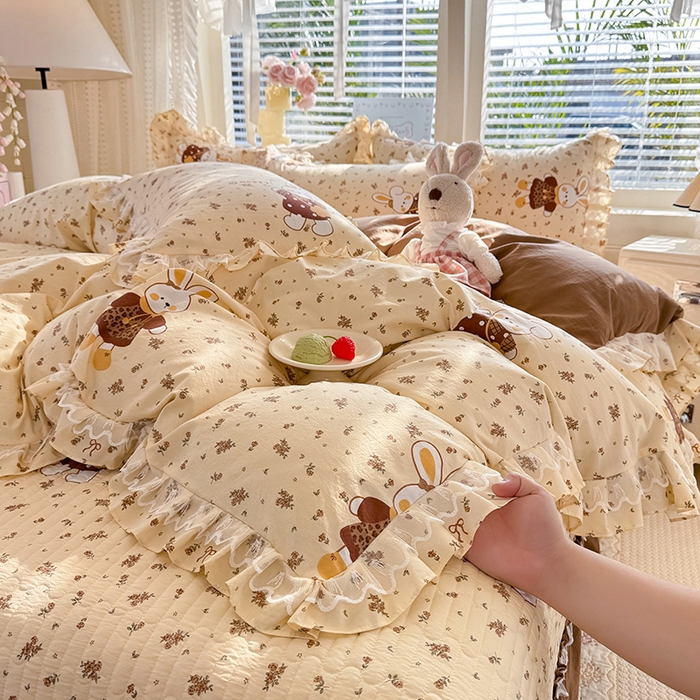 91家纺网 家纺一手货源 找家纺 韩约家纺 2026新款韩式双层花边古法棉感床盖四件套 萌萌兔