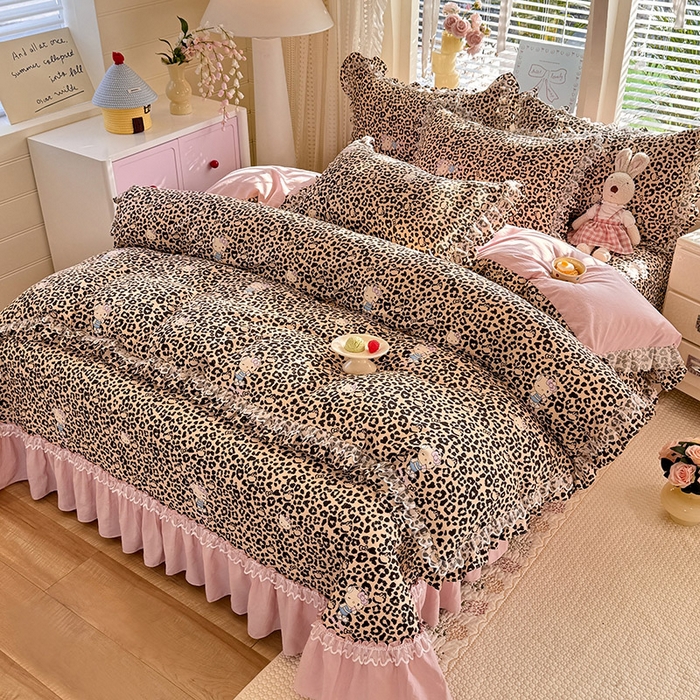 91家纺网 家纺一手货源 找家纺 韩约家纺 2026新款韩式双层花边古法棉感床盖四件套 豹纹女孩