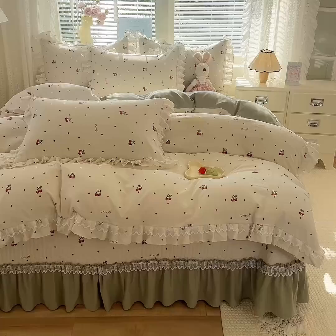 91家纺网 家纺一手货源 找家纺 韩约家纺 2026新款韩式双层花边古法棉感床盖四件套 甜心樱桃