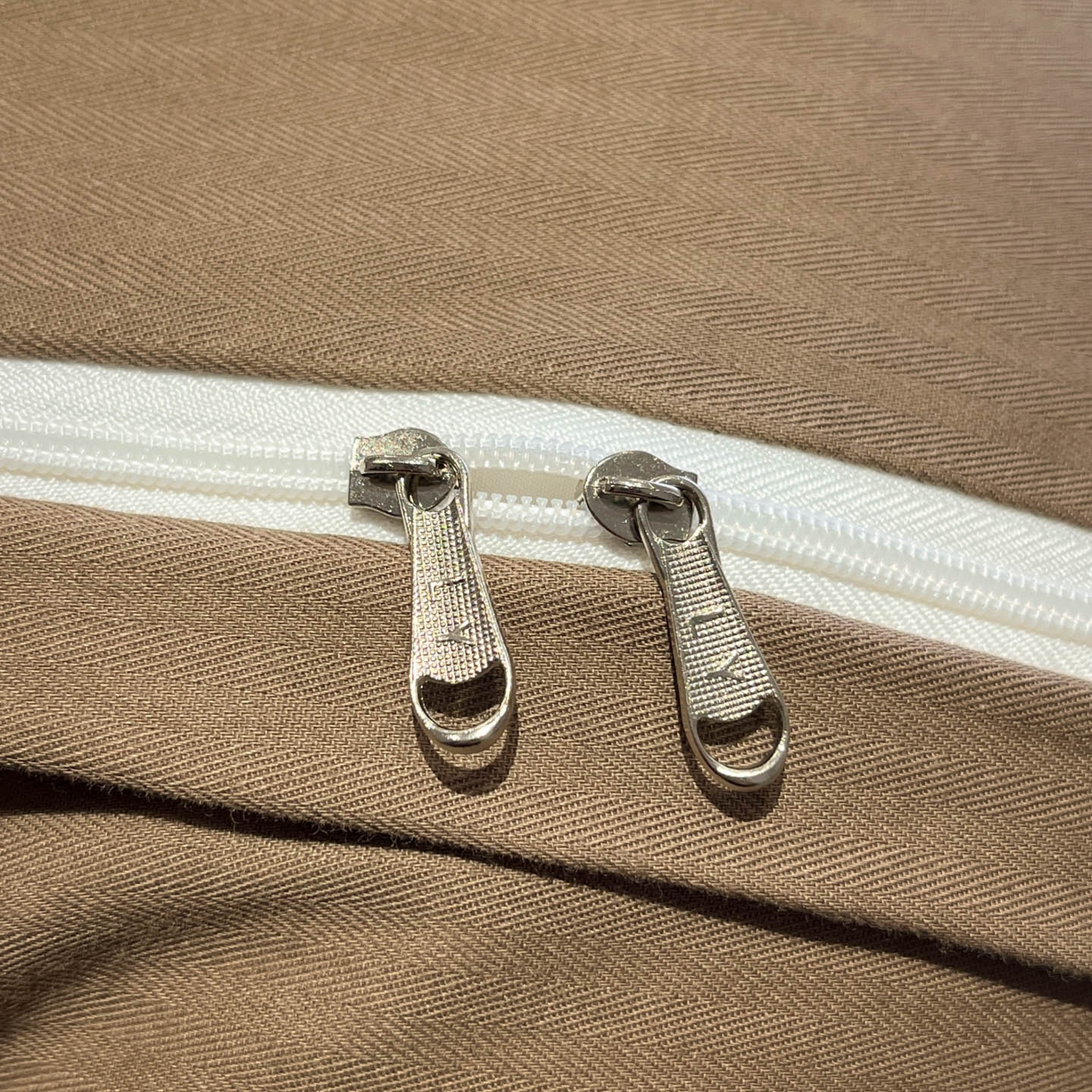 91家纺网 家纺一手货源 找家纺 莱茵家居 2026新款A类60支全棉纯棉复古美拉德色织提花四件套-慕星系列 慕星-深棕