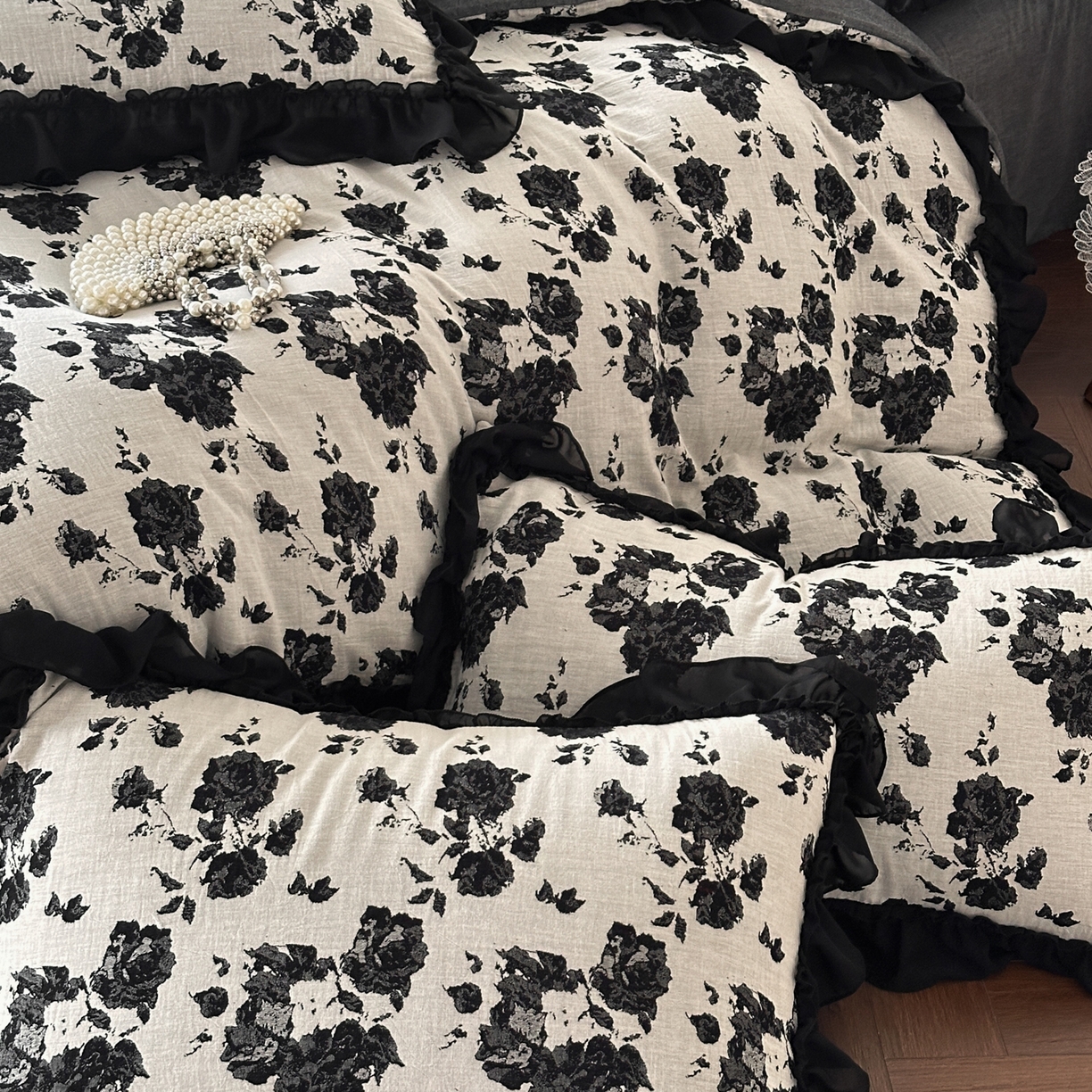 91家纺网 家纺一手货源 找家纺 莱茵家居 2026新款A类法式花边复古60支全棉纯棉色织大提花四件套-梦境系列 梦境-油墨