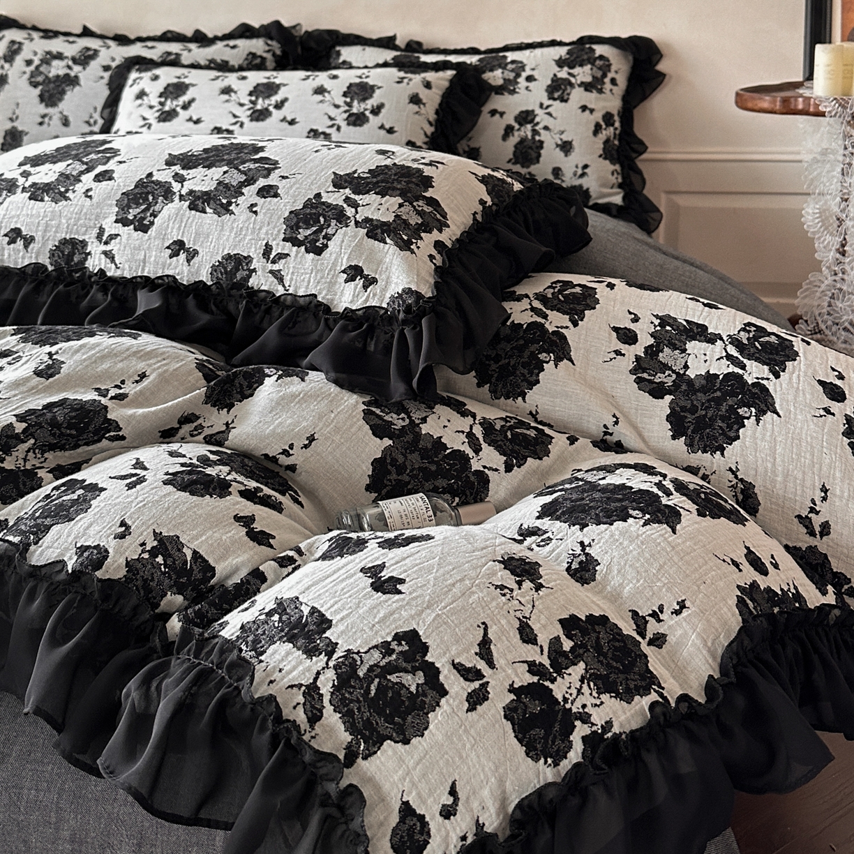 91家纺网 家纺一手货源 找家纺 莱茵家居 2026新款A类法式花边复古60支全棉纯棉色织大提花四件套-梦境系列 梦境-油墨