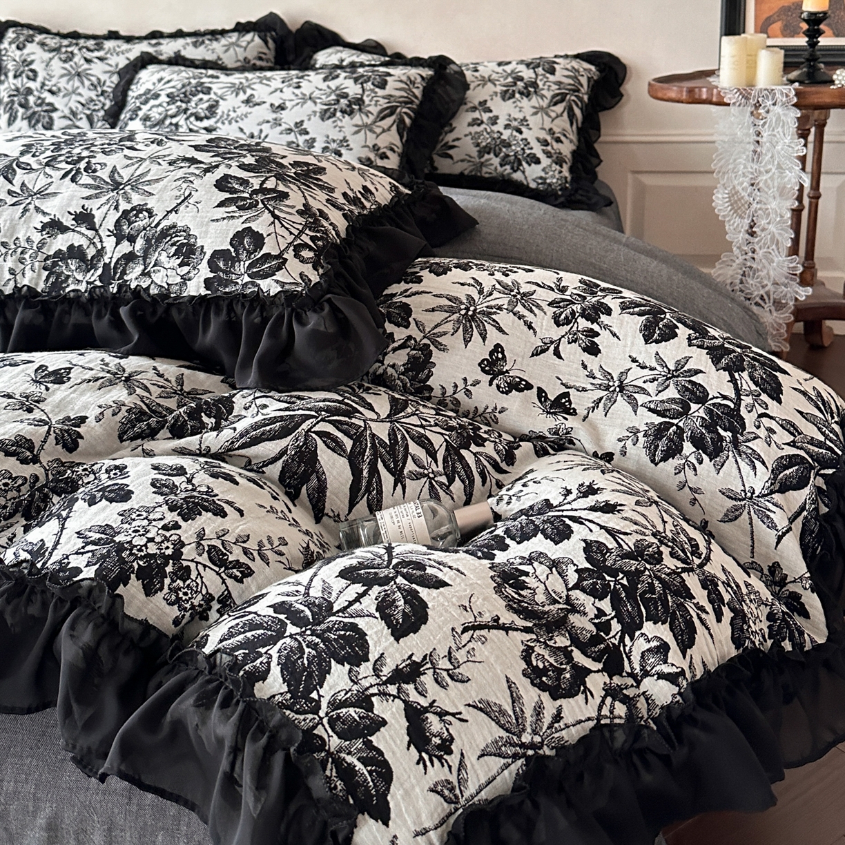 91家纺网 家纺一手货源 找家纺 莱茵家居 2026新款A类法式花边复古60支全棉纯棉色织大提花四件套-梦境系列 梦境-鸢尾