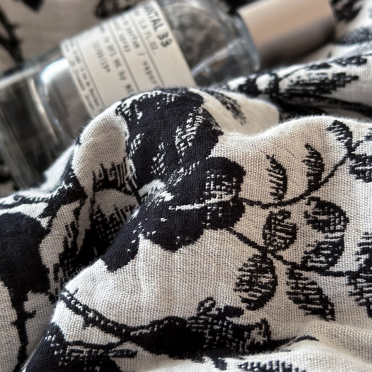 91家纺网 家纺一手货源 找家纺 莱茵家居 2026新款A类法式花边复古60支全棉纯棉色织大提花四件套-梦境系列 梦境-鸢尾