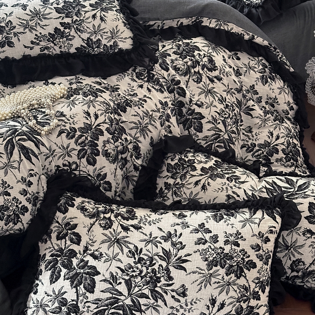 91家纺网 家纺一手货源 找家纺 莱茵家居 2026新款A类法式花边复古60支全棉纯棉色织大提花四件套-梦境系列 梦境-鸢尾