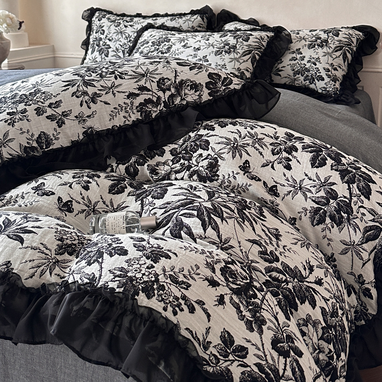 91家纺网 家纺一手货源 找家纺 莱茵家居 2026新款A类法式花边复古60支全棉纯棉色织大提花四件套-梦境系列 梦境-鸢尾