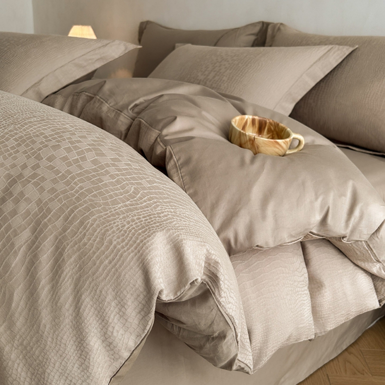 91家纺网 家纺一手货源 找家纺 （总）莱茵家居 2026新款A类60支长绒棉纯棉提花贡缎大提花四件套光泽绸缎感轻奢风