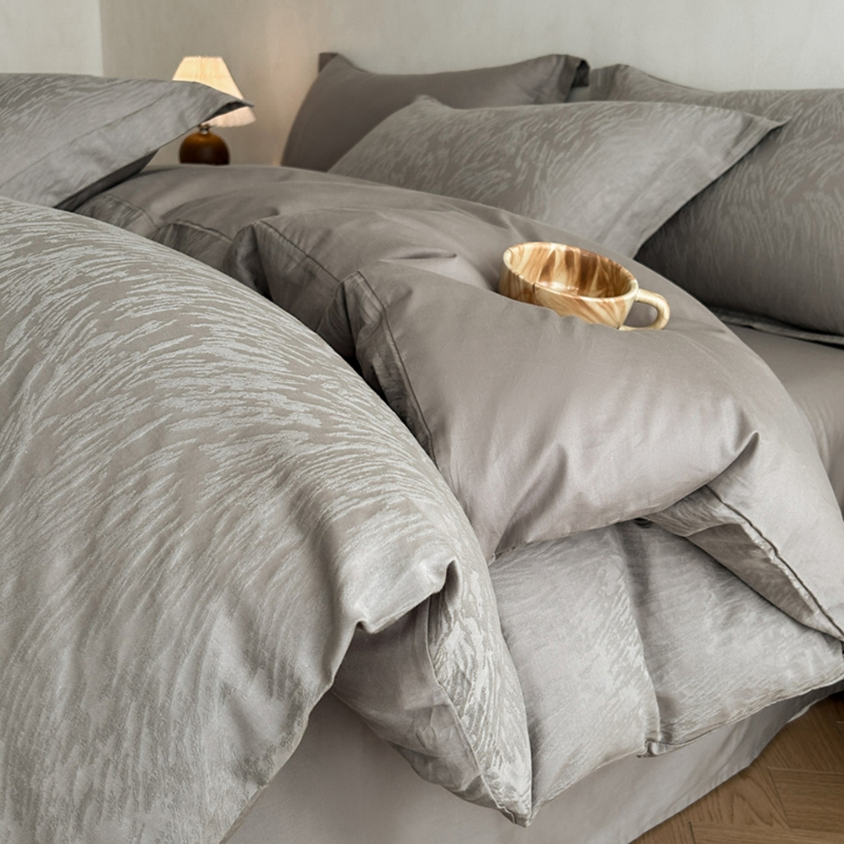 91家纺网 家纺一手货源 找家纺 （总）莱茵家居 2026新款A类60支长绒棉纯棉提花贡缎大提花四件套光泽绸缎感轻奢风