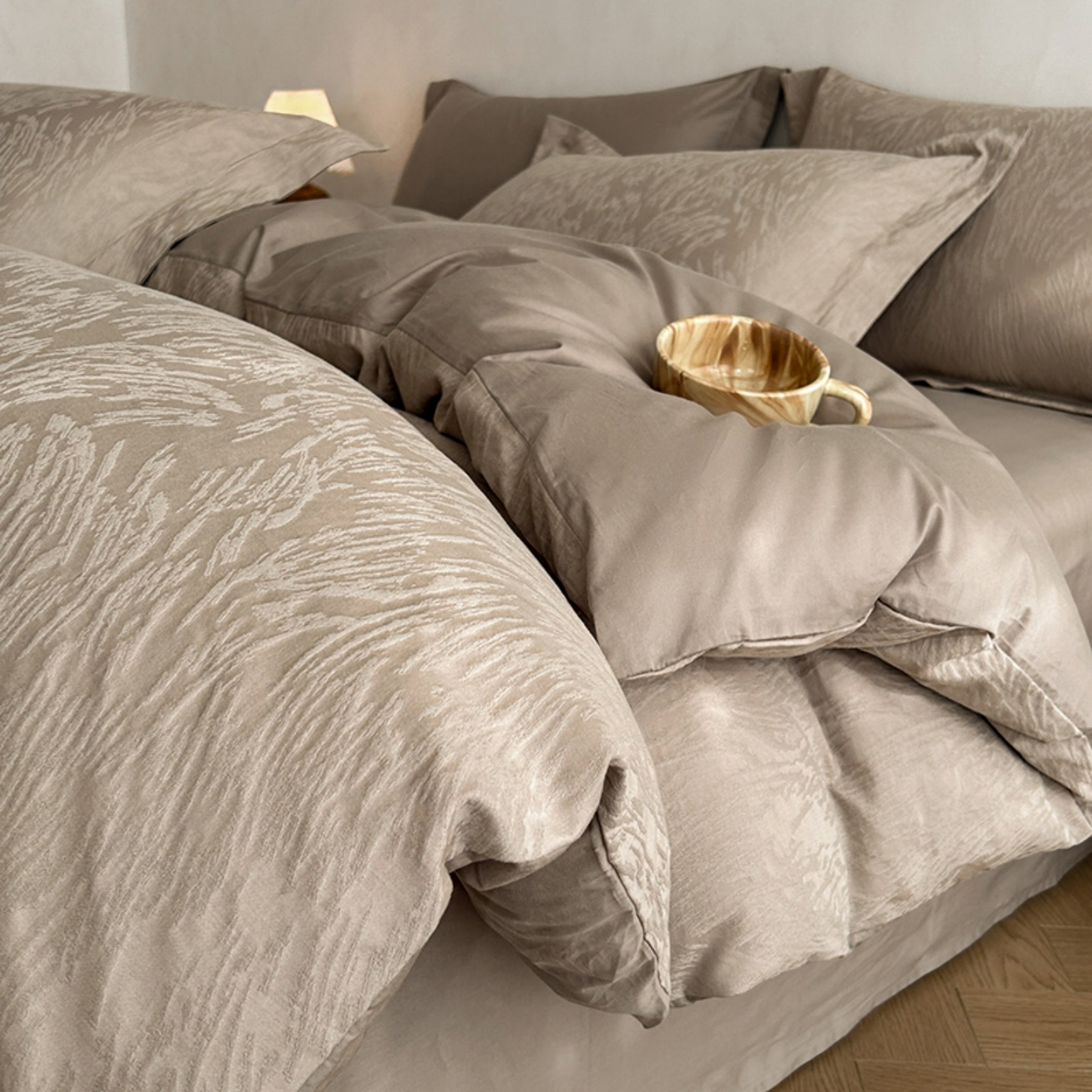 91家纺网 家纺一手货源 找家纺 （总）莱茵家居 2026新款A类60支长绒棉纯棉提花贡缎大提花四件套光泽绸缎感轻奢风