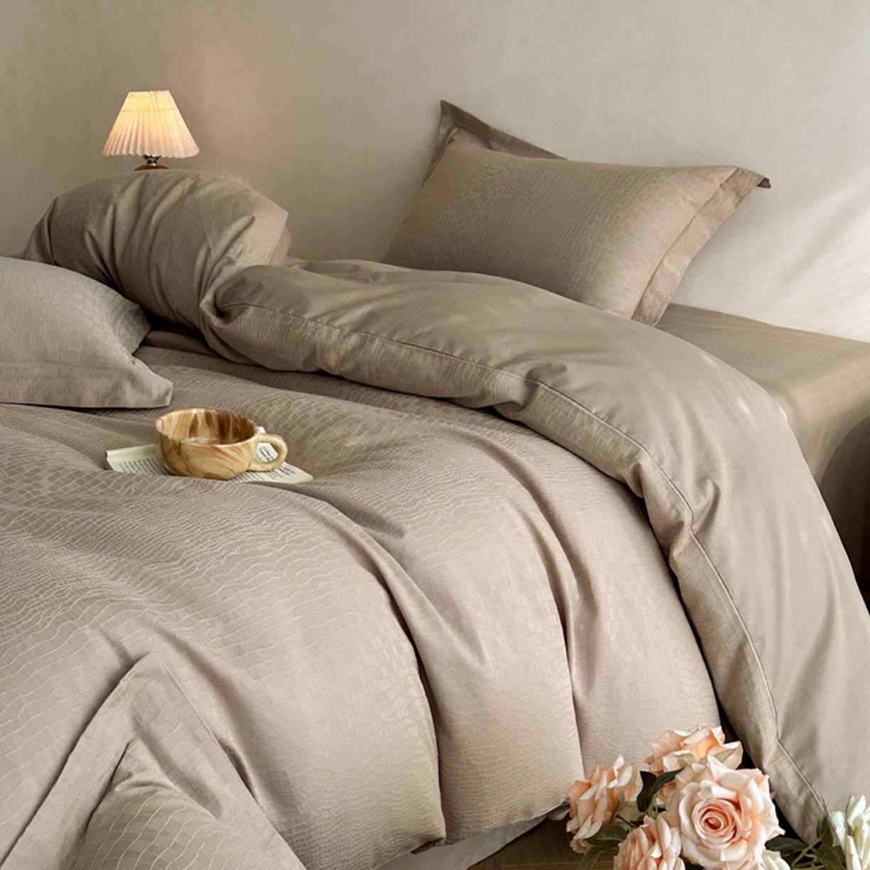 91家纺网 家纺一手货源 找家纺 莱茵家居 2026新款A类60支长绒棉纯棉提花贡缎大提花四件套光泽绸缎感轻奢风 素简-咖