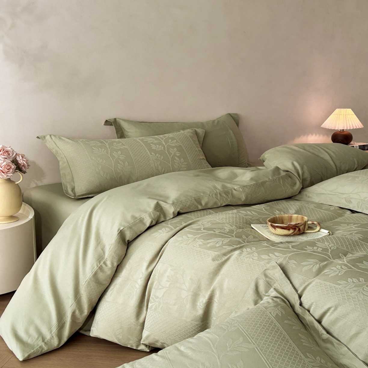 91家纺网 家纺一手货源 找家纺 莱茵家居 2026新款A类60支长绒棉纯棉提花贡缎大提花四件套光泽绸缎感轻奢风 湫波-绿