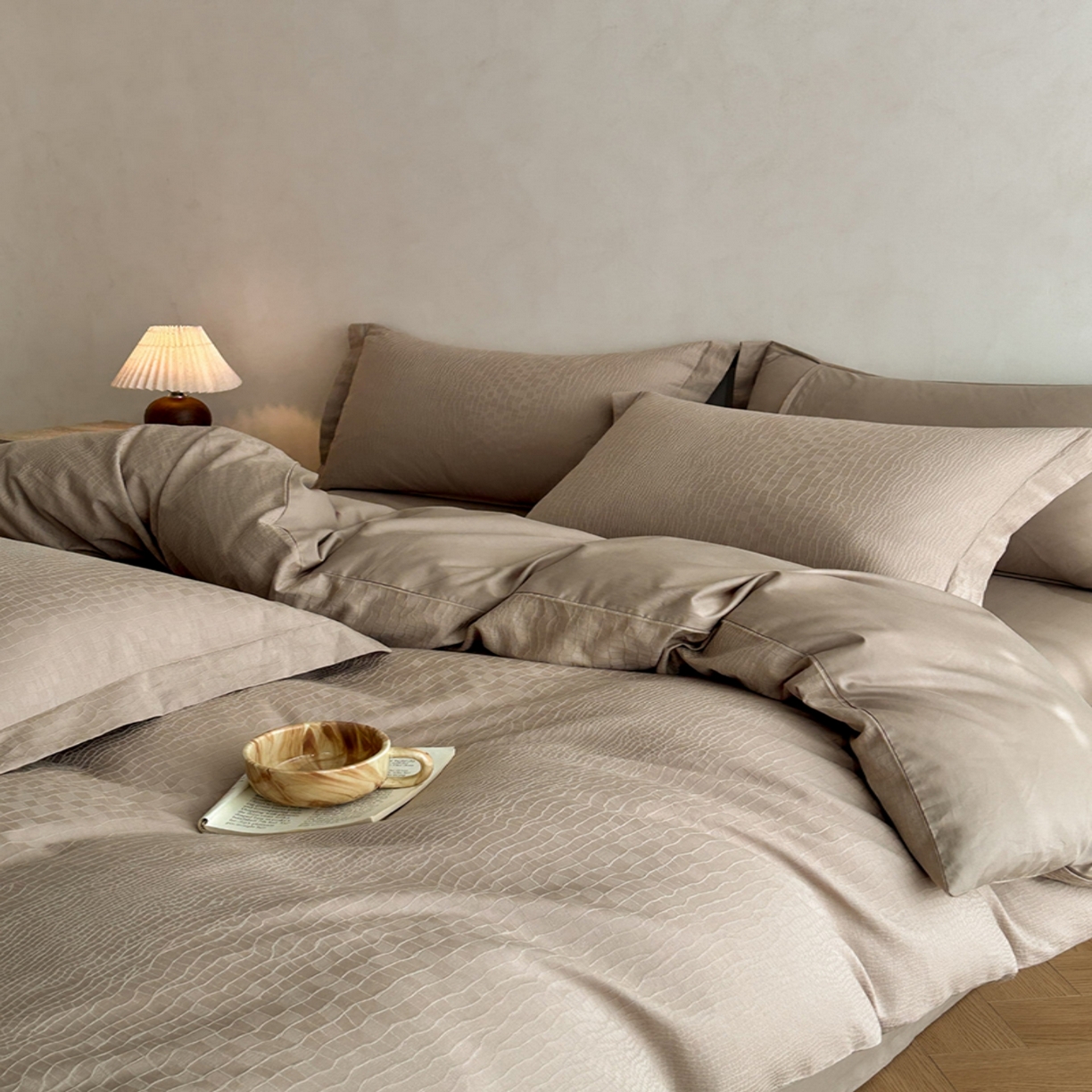 91家纺网 家纺一手货源 找家纺 莱茵家居 2026新款A类60支长绒棉纯棉提花贡缎大提花四件套光泽绸缎感轻奢风 素简-咖