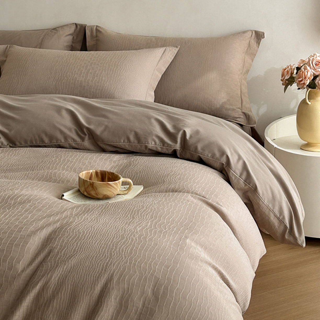 91家纺网 家纺一手货源 找家纺 莱茵家居 2026新款A类60支长绒棉纯棉提花贡缎大提花四件套光泽绸缎感轻奢风 素简-咖