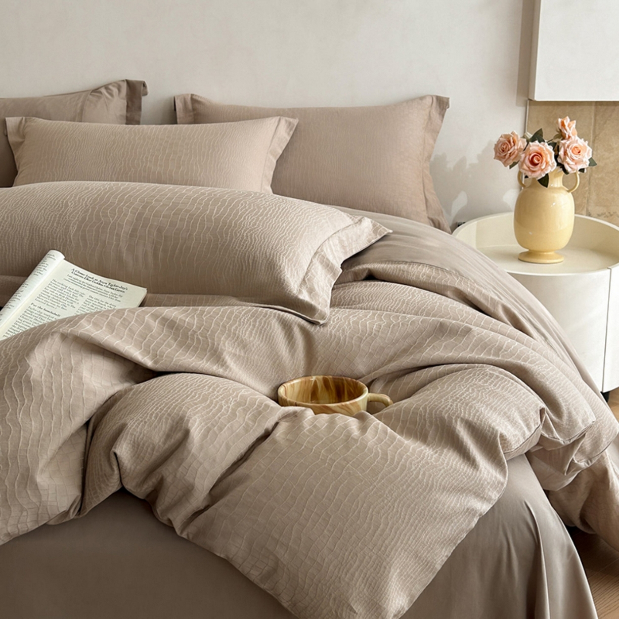 91家纺网 家纺一手货源 找家纺 莱茵家居 2026新款A类60支长绒棉纯棉提花贡缎大提花四件套光泽绸缎感轻奢风 素简-咖