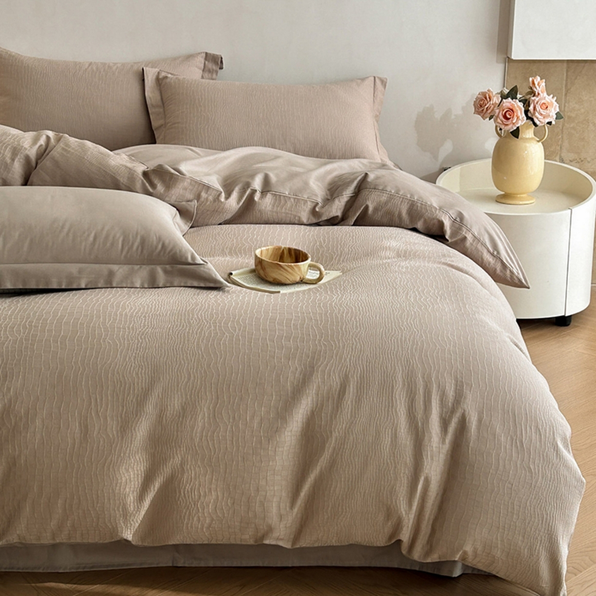 91家纺网 家纺一手货源 找家纺 莱茵家居 2026新款A类60支长绒棉纯棉提花贡缎大提花四件套光泽绸缎感轻奢风 素简-咖