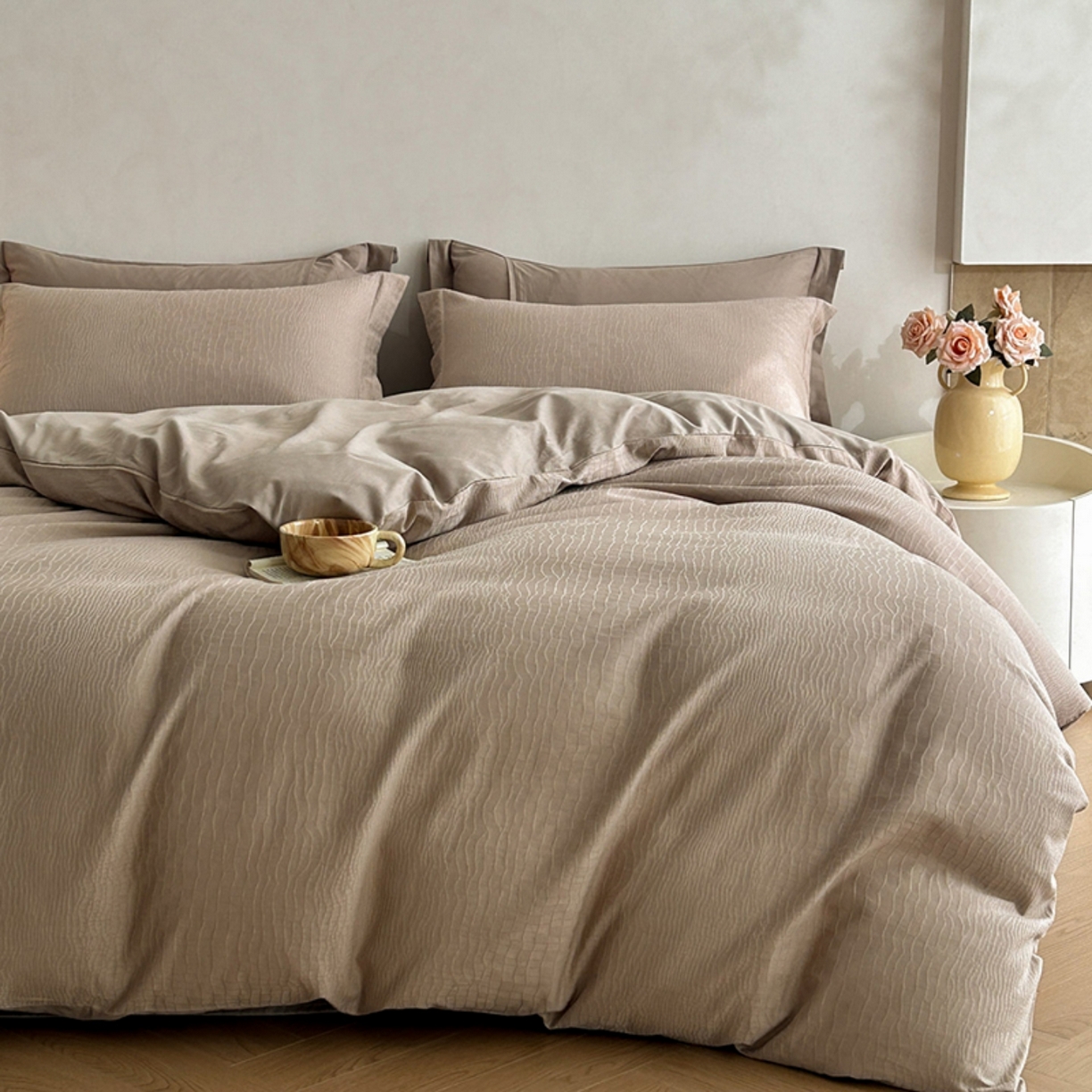 91家纺网 家纺一手货源 找家纺 莱茵家居 2026新款A类60支长绒棉纯棉提花贡缎大提花四件套光泽绸缎感轻奢风 素简-咖