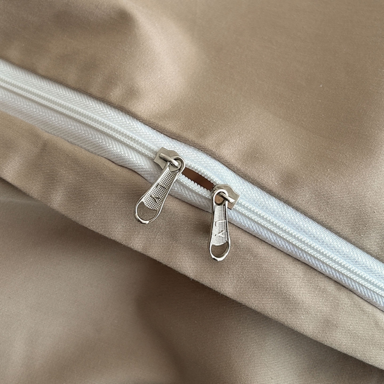 91家纺网 家纺一手货源 找家纺 莱茵家居 2026新款A类60支长绒棉纯棉提花贡缎大提花四件套光泽绸缎感轻奢风 素简-咖