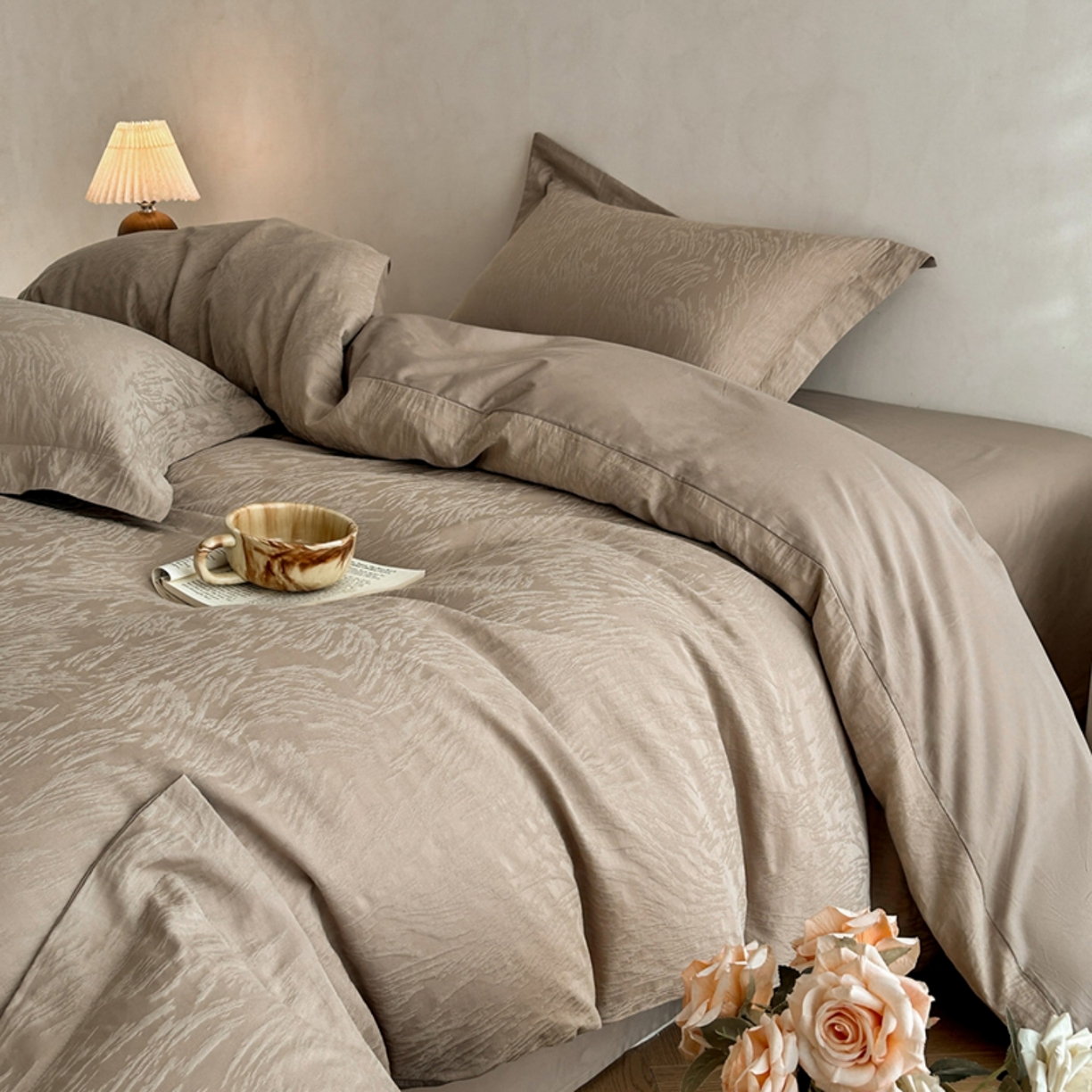 91家纺网 家纺一手货源 找家纺 莱茵家居 2026新款A类60支长绒棉纯棉提花贡缎大提花四件套光泽绸缎感轻奢风 枝漫‌-咖