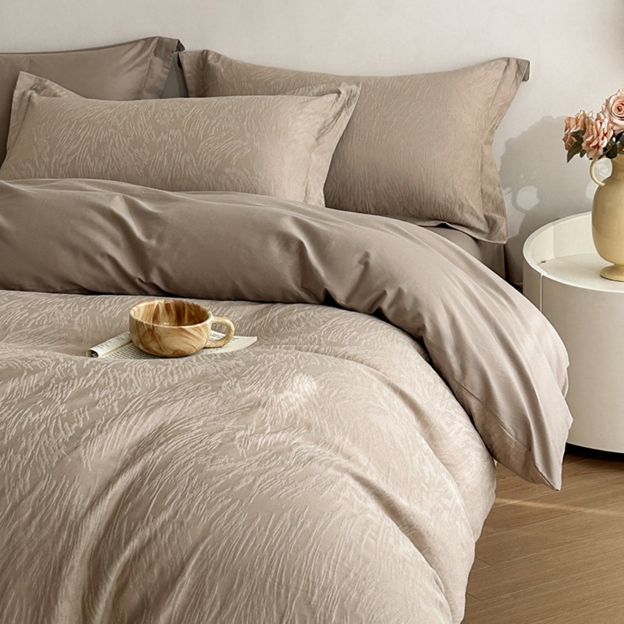 91家纺网 家纺一手货源 找家纺 莱茵家居 2026新款A类60支长绒棉纯棉提花贡缎大提花四件套光泽绸缎感轻奢风 枝漫‌-咖