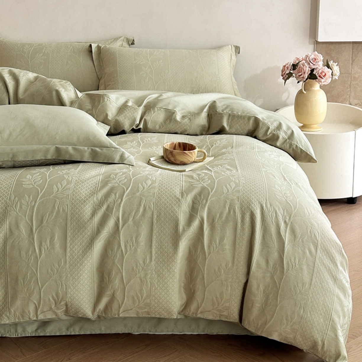 91家纺网 家纺一手货源 找家纺 莱茵家居 2026新款A类60支长绒棉纯棉提花贡缎大提花四件套光泽绸缎感轻奢风 湫波-绿